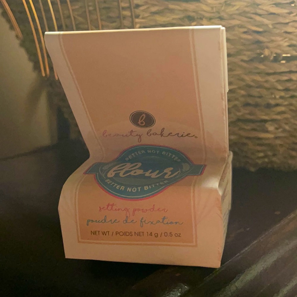 Brand new! High end setting powder.